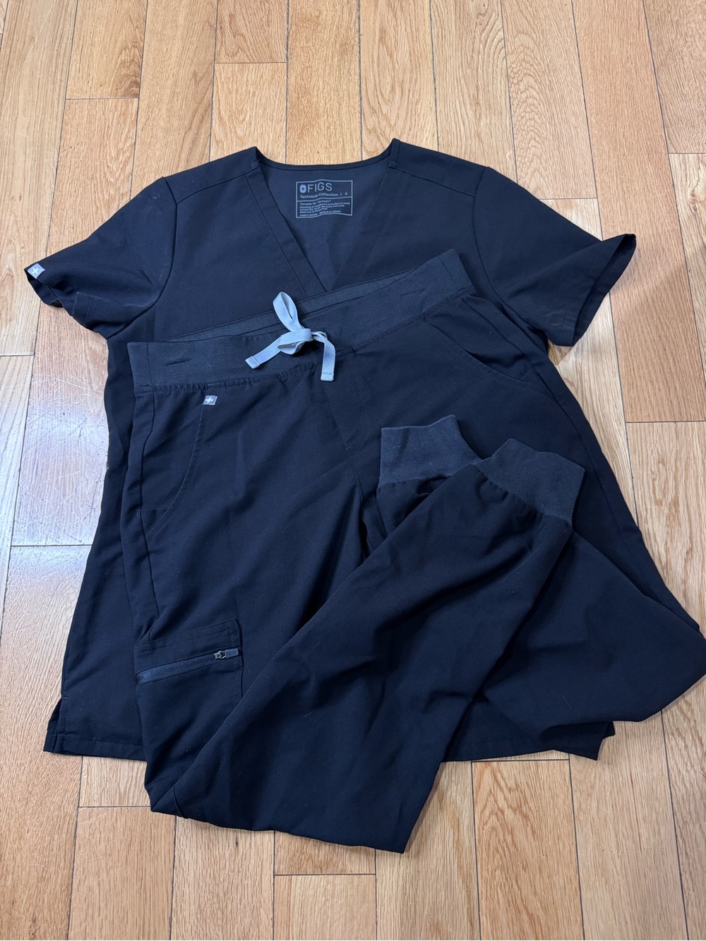 FIGS Black Casma Scrub Top & Zamora 6-Pocket Jogger Set Size Small